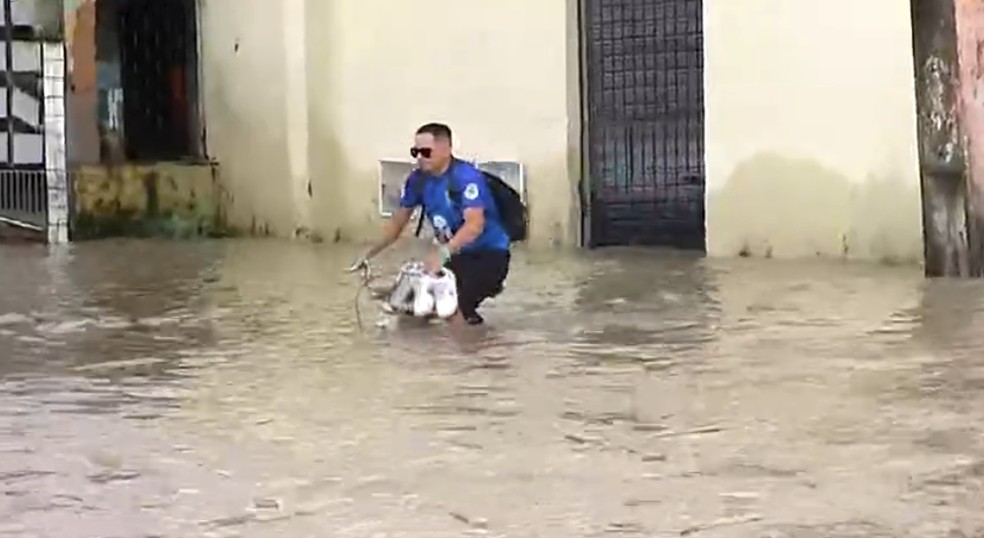 Comunidades e BR-222 invadidas pela água em Caucaia — Foto: Reprodução/TV Verdes Mares