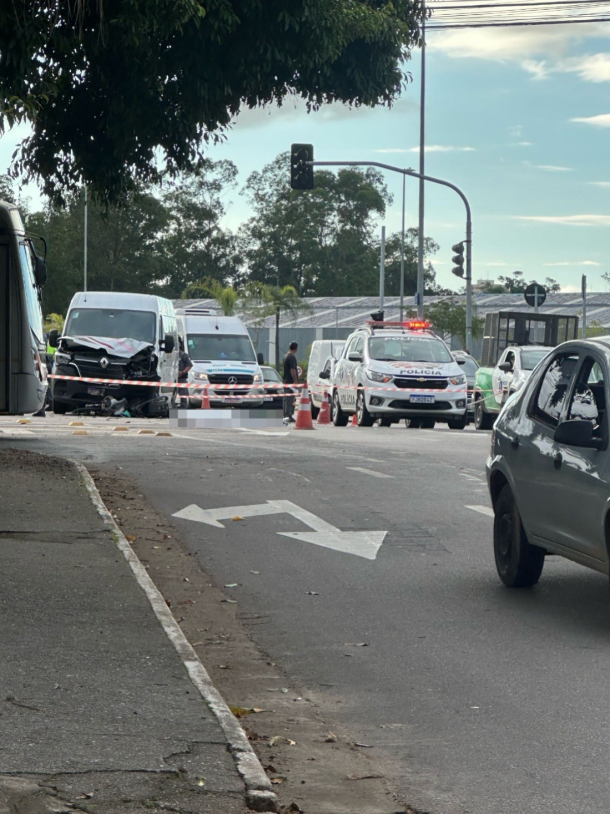 Motociclista de 55 anos morre após colidir com van em São José dos Campos, SP