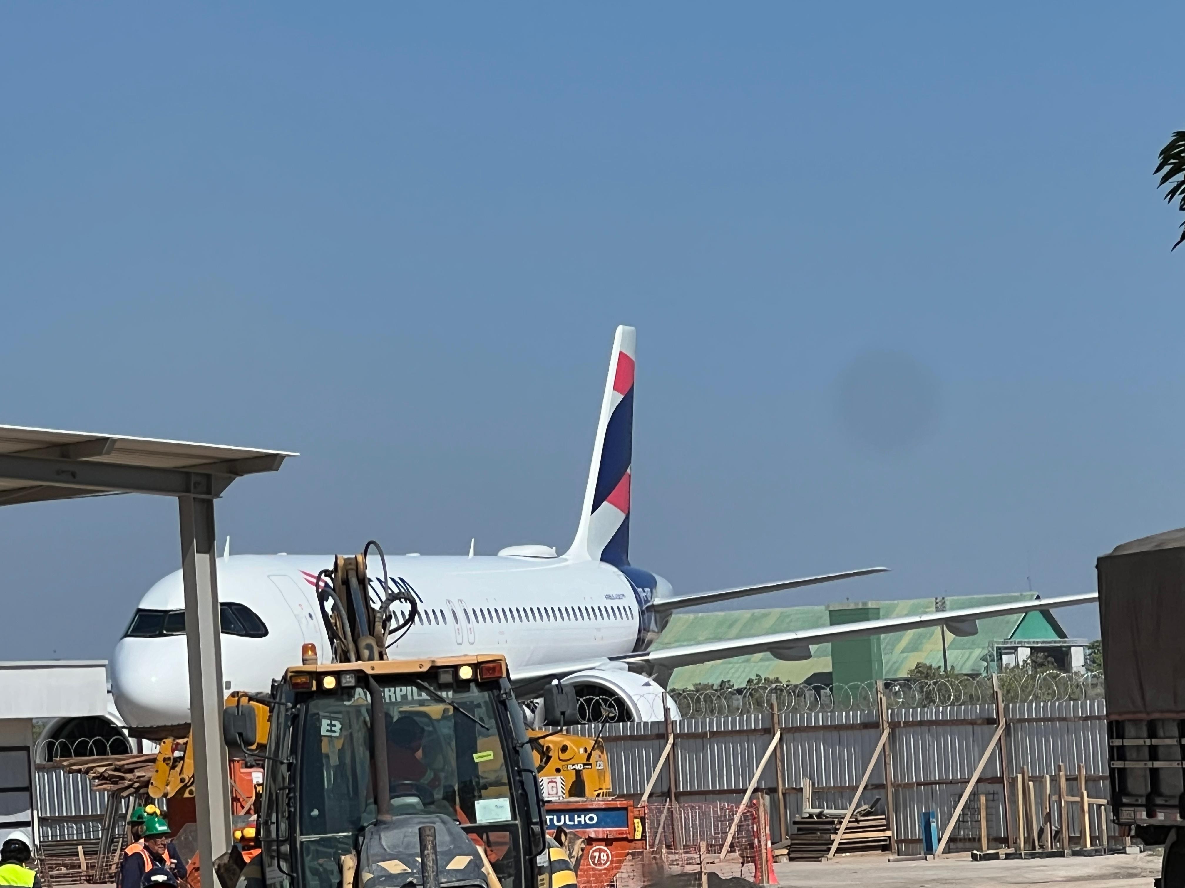 Avião bate em escada de embarque e voo da Latam é cancelado em Boa Vista
