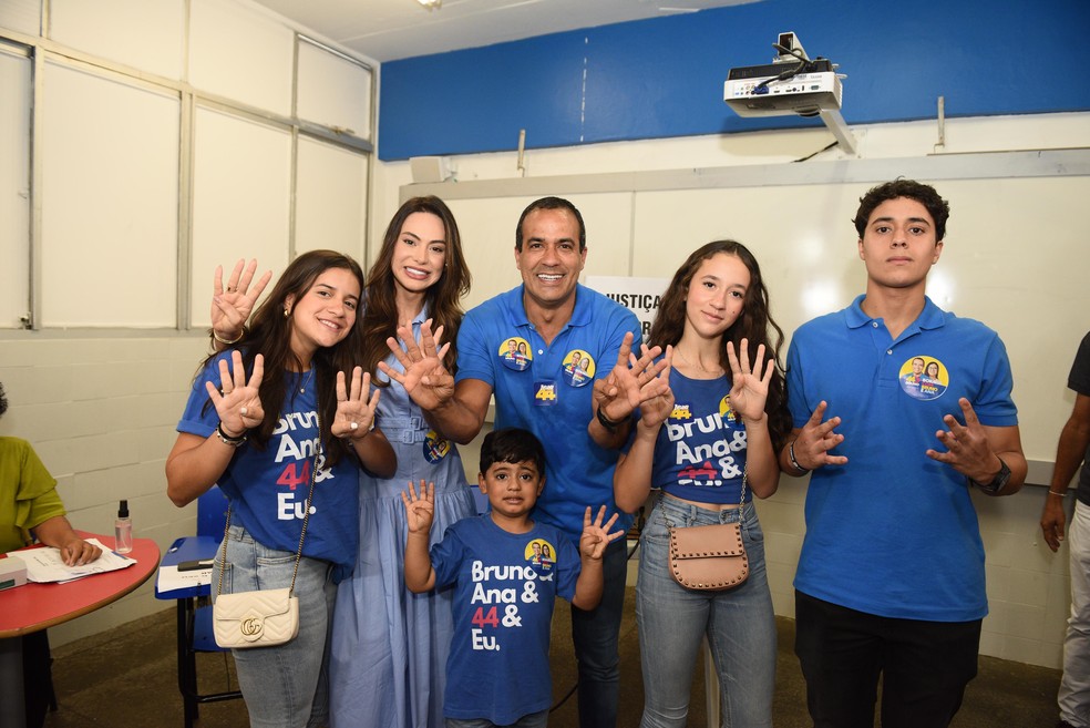 Bruno Reis votou na companhia dos filhos — Foto: Divulgação