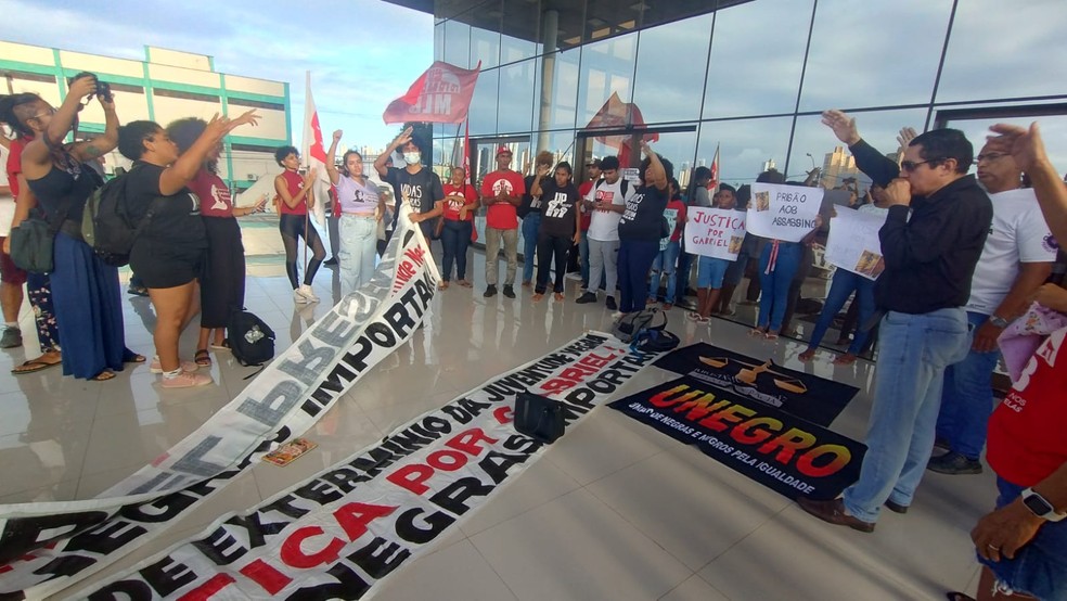 Protesto cobra justiça após três anos da morte do jovem Giovanne Gabriel, de 18 anos — Foto: Tom Guedes
