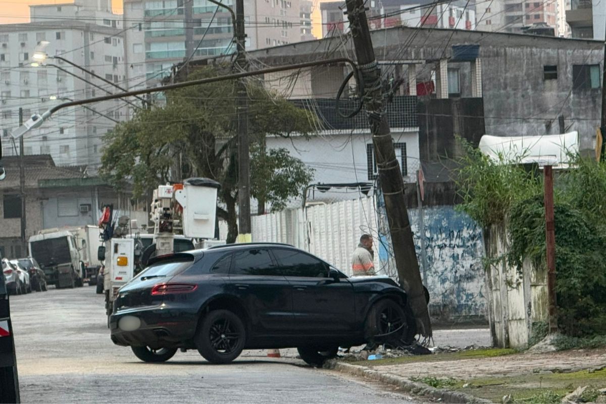 Motorista perde o controle da direção e bate Porsche em poste no litoral de SP