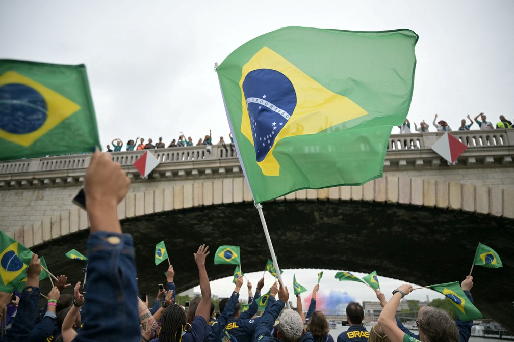 Atletas brasileiros atravessam o Rio Sena na cerimônia de abertura das Olimpíadas de Paris 2024 — Foto: Carl de Souza/via Reuters
