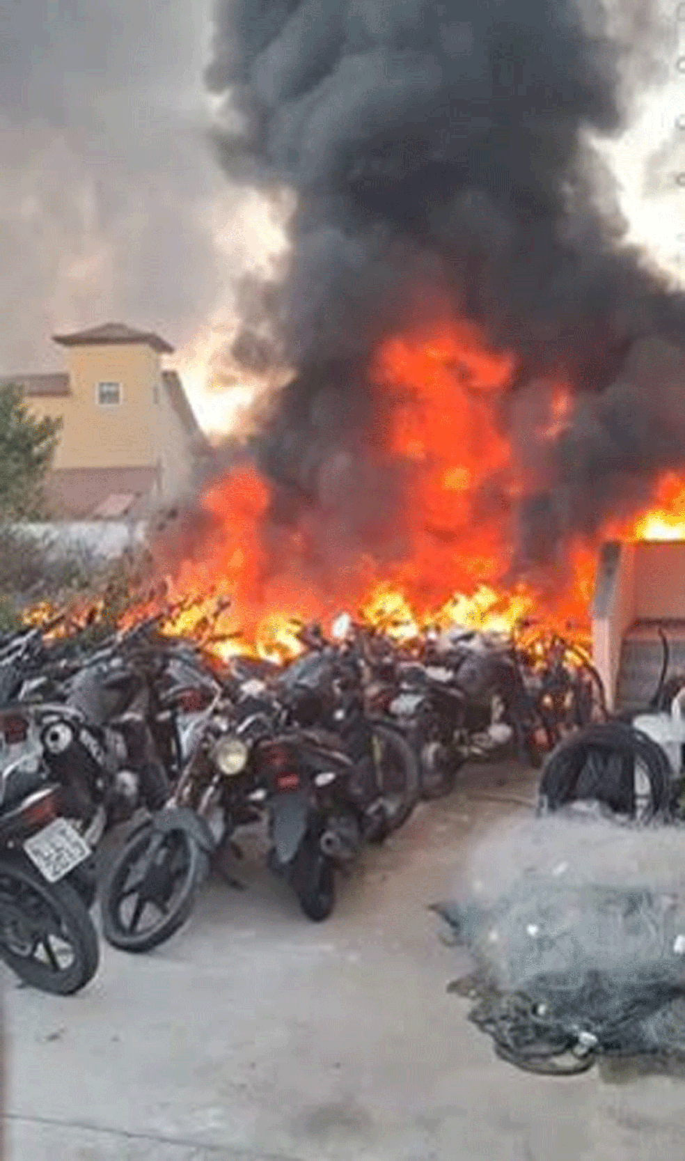 Motos que estavam no estacionamento de delegacia foram destruídas pelas chamas — Foto: Reprodução