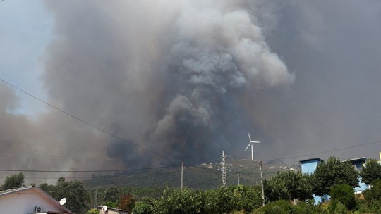 Portugal decreta alerta geral contra incêndios em meio à onda de calor extremo - Medida vale a partir de domingo (3) e deve durar até quinta-feira (7); país já registra mais de 25 mil hectares queimados.