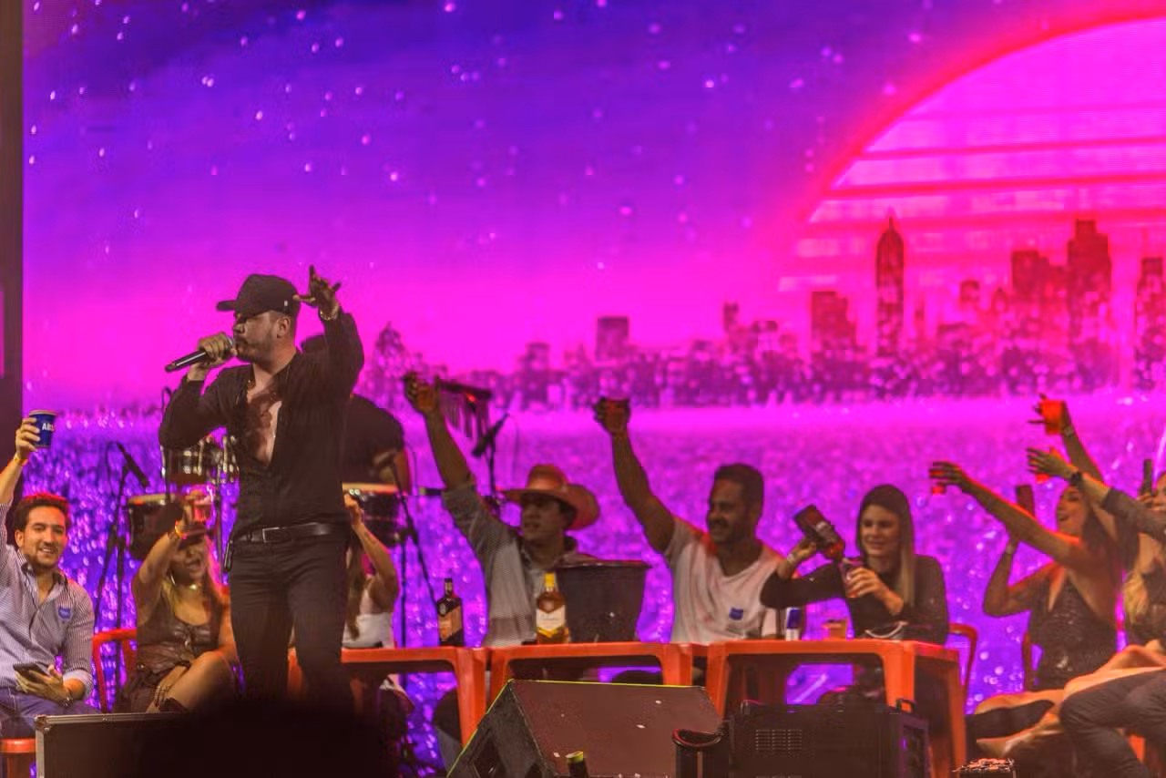 Zé Elias transforma palco em 'boteco', mistura arrocha e funk em show e promete amanhecer com público de rodeio interior de SP