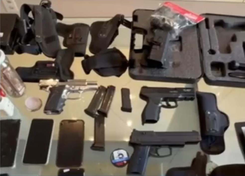 Armas apreendidas com o vice-prefeito de Itapé — Foto: Reprodução/TV Bahia
