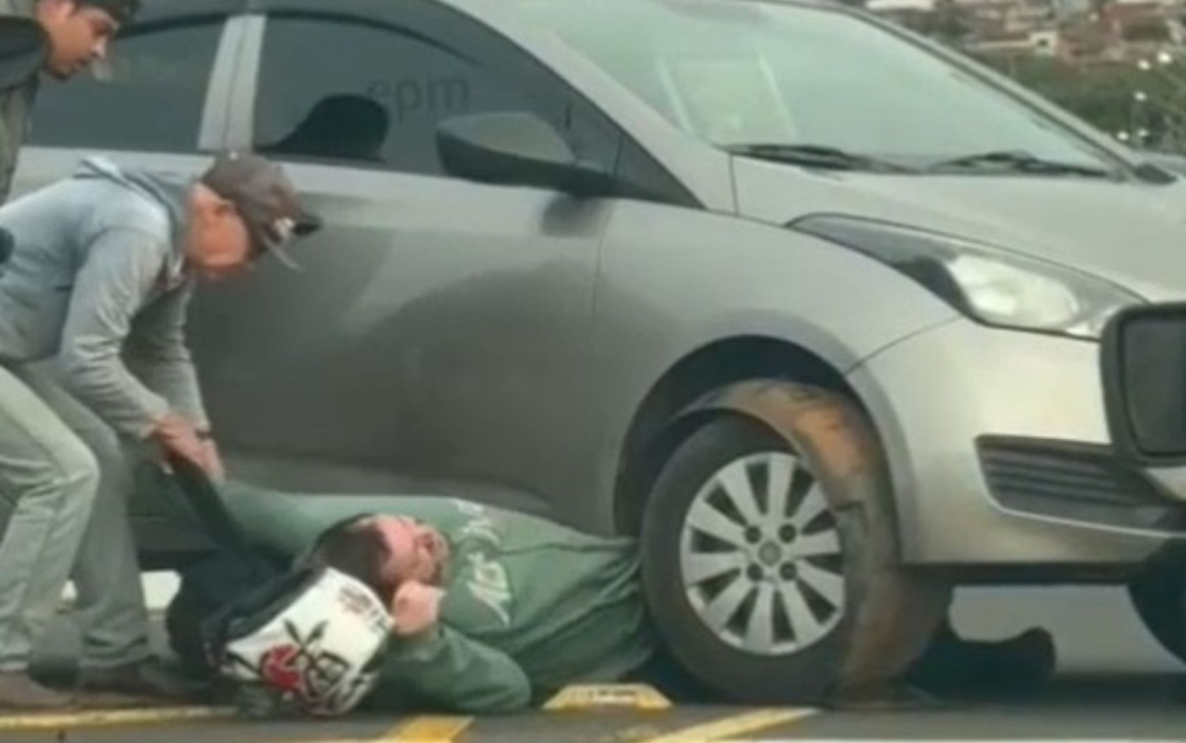 Motociclista fica preso embaixo de carro após acidente no interior de SP; VÍDEO