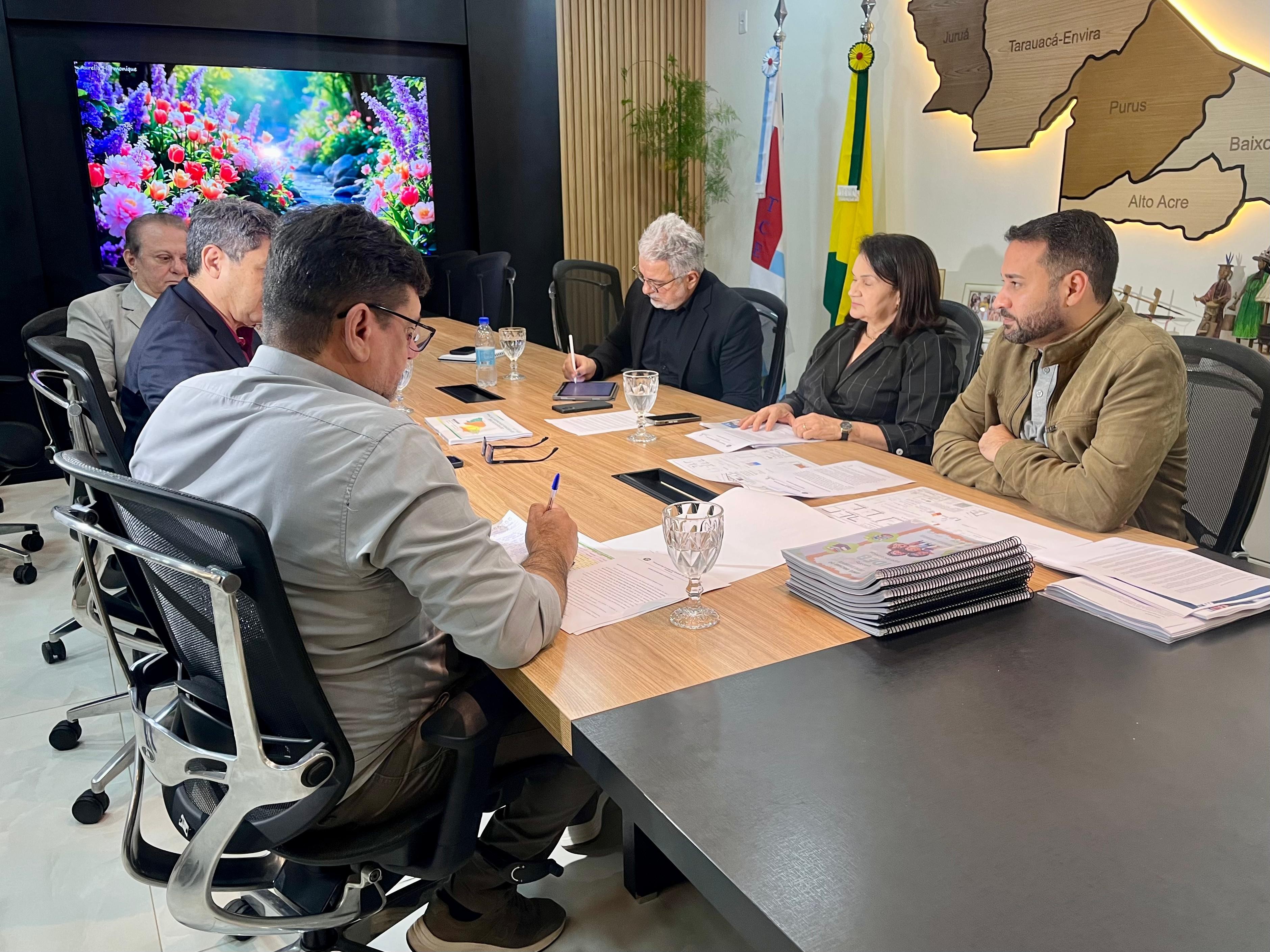 TCE e Educação firmam acordo emergencial para resolver situação de escola rural sem paredes no Acre