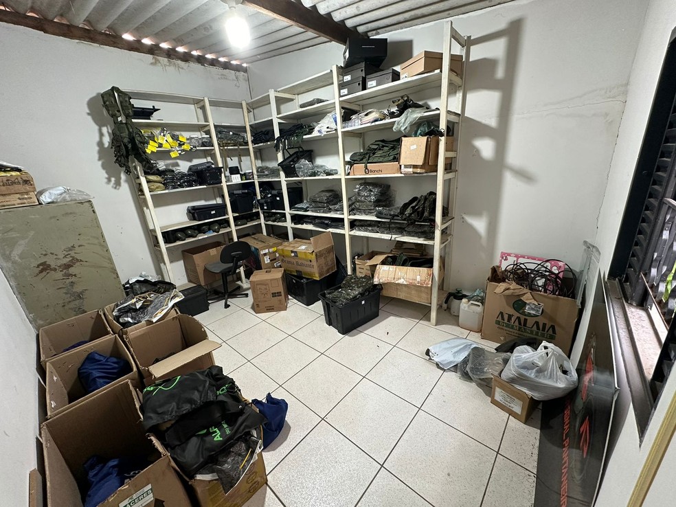 Entre os materiais apreendidos estão diversos produtos estrangeiros, sem comprovação de importação — Foto: Polícia Federal