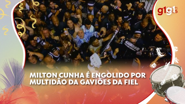Milton Cunha é engolido por integrantes da Gaviões no final de desfile