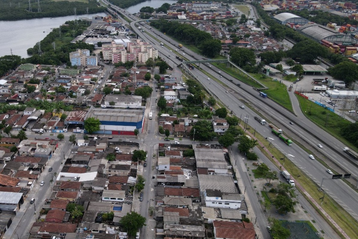 Motociclista morre após ser atropelado por caminhão próximo a viaduto em Santos, SP