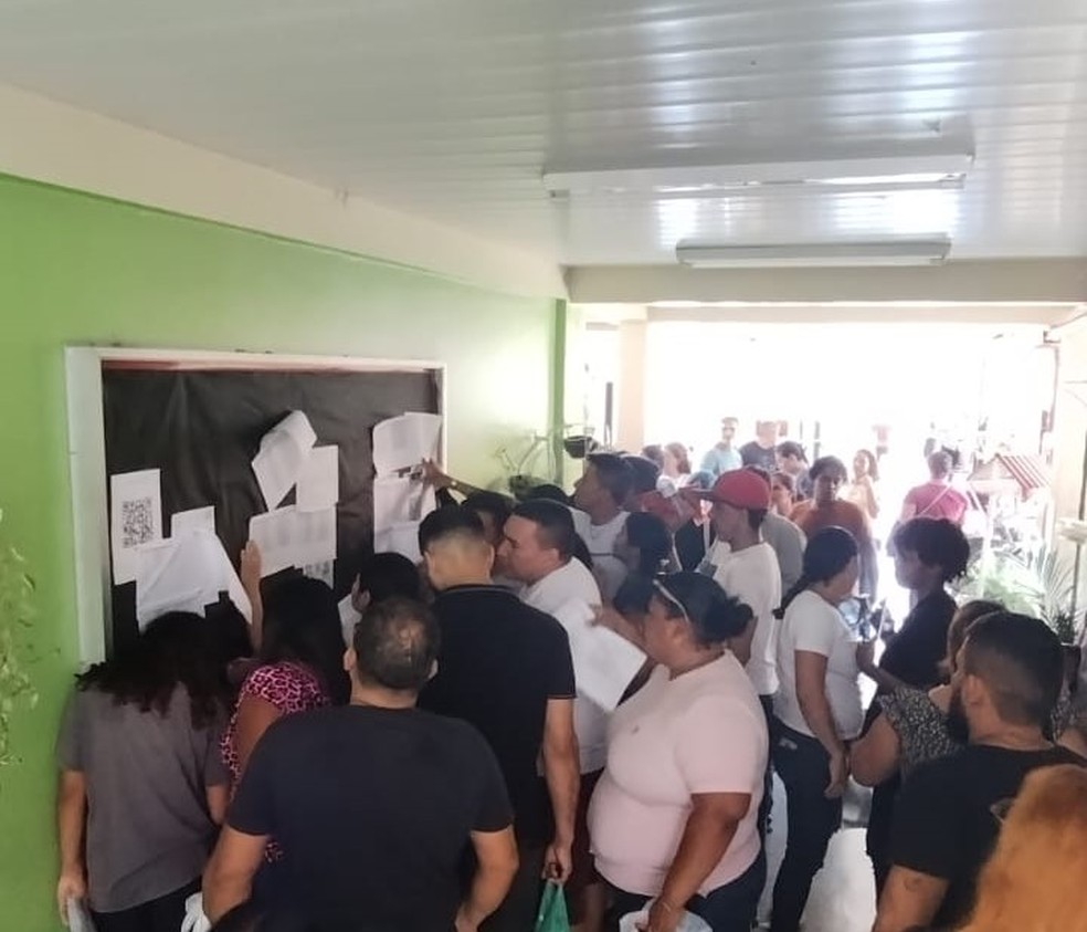 a e b) Estudantes da escola-campo durante o jogo Verdadeiro ou Falso