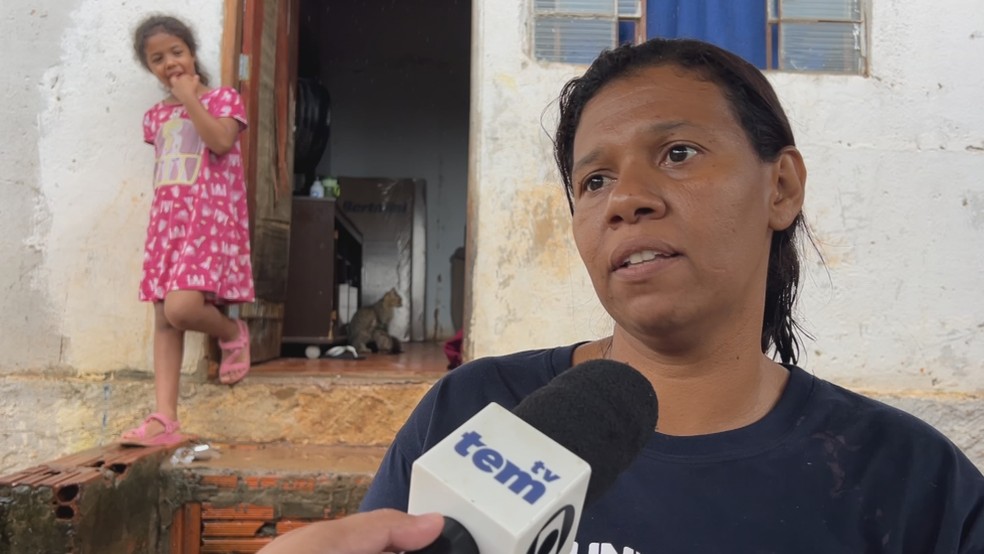 Após chuvas fortes, moradores continuam em imóveis com risco de desabamento em Agudos (SP) — Foto: TV TEM/reprodução