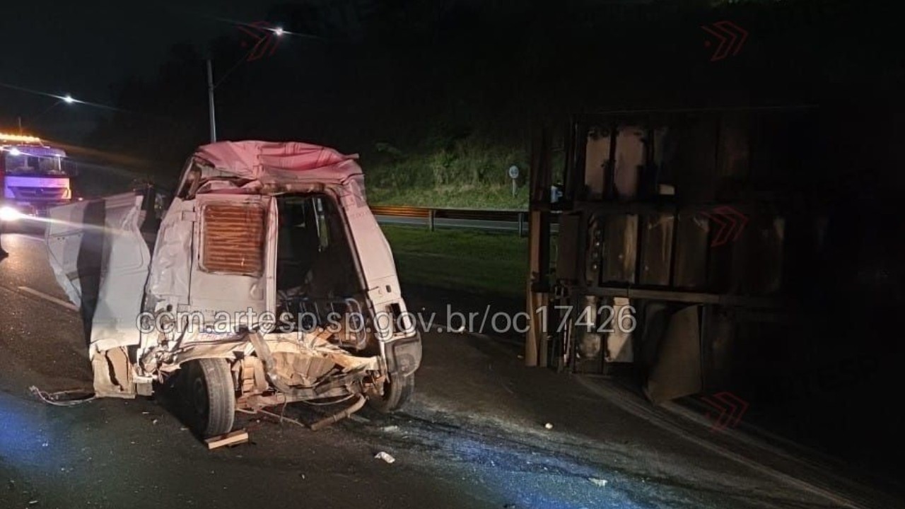Acidente entre caminhão e van deixa motorista ferido interdita SP-330 em Jundiaí 