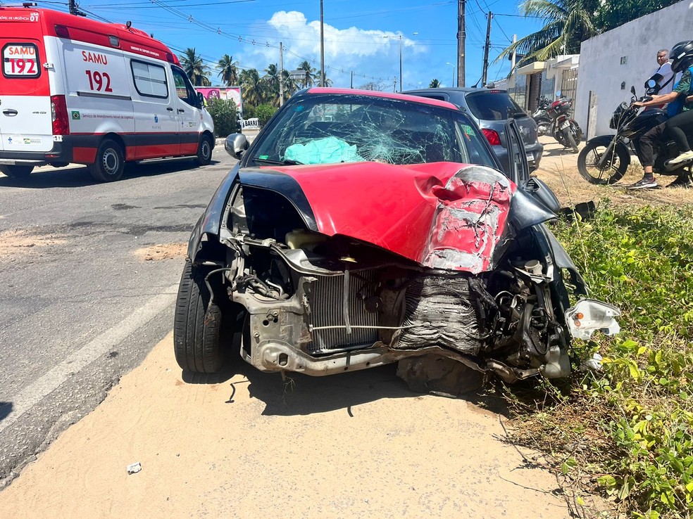 Carro bateu em poste na Av. Doutor João Medeiros Filhos, próximo ao acesso à Avenida Moema Tinôco — Foto: Foto: Vinicius Marinho/Inter TV Cabugi
