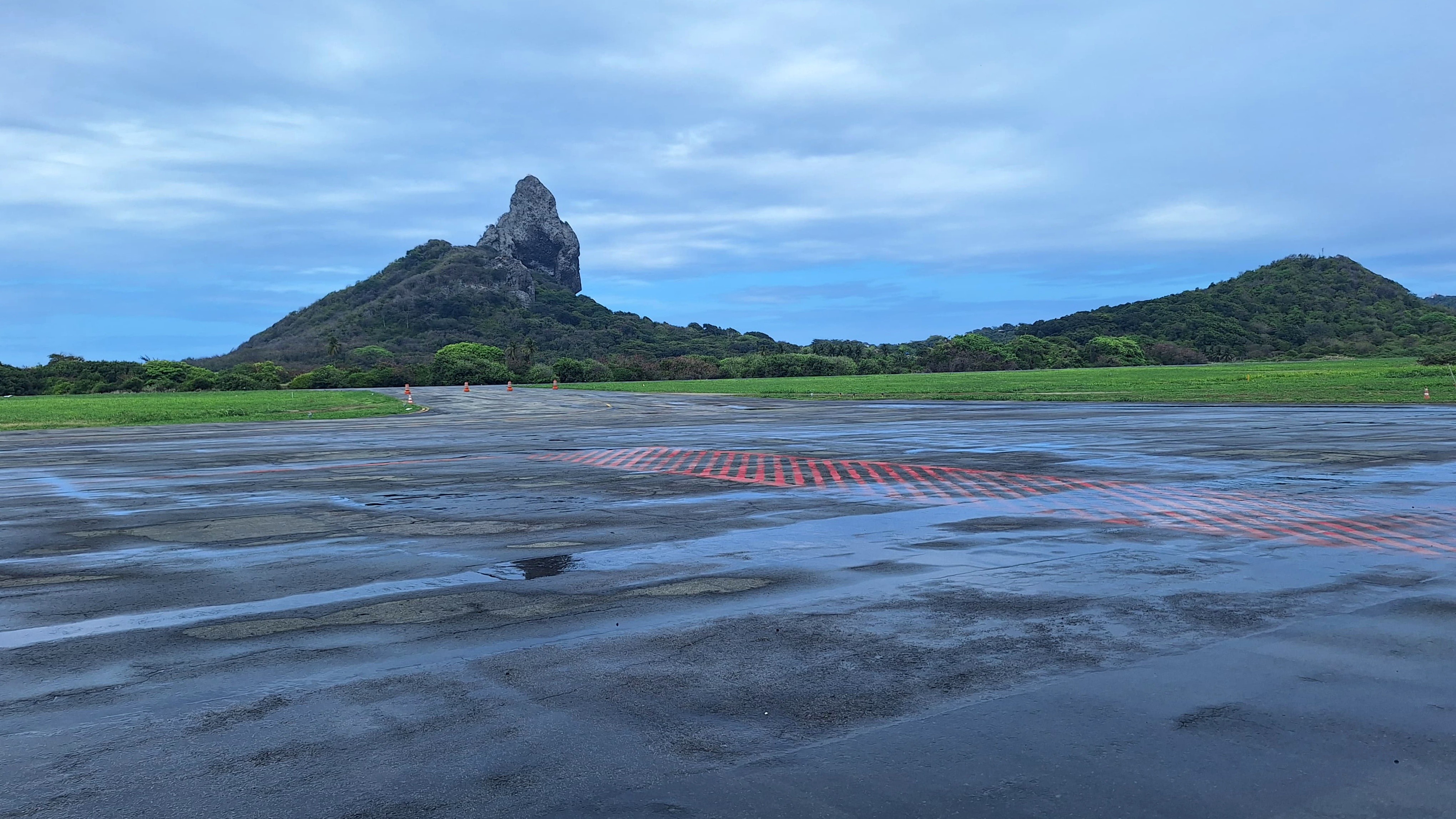 Voos privados são cancelados em Fernando de Noronha após aviões atolarem e Anac impor restrições