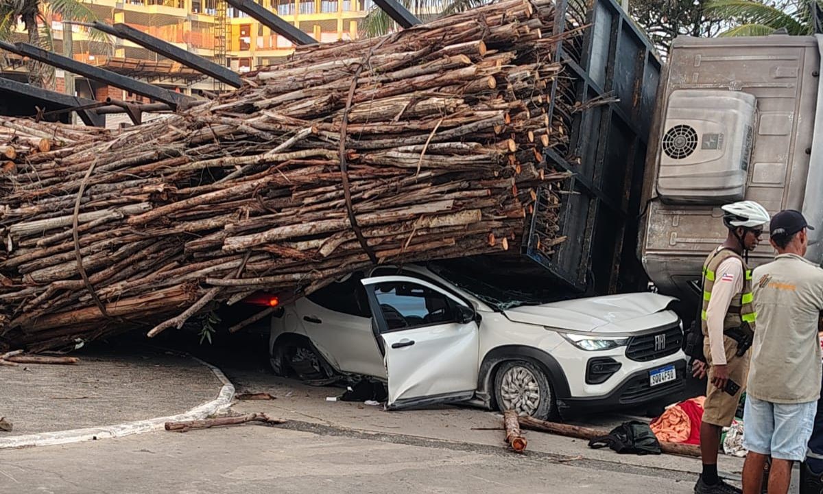 VÍDEO: carga de madeira cai de caminhão, esmaga carro e deixa uma pessoa ferida em Salvador