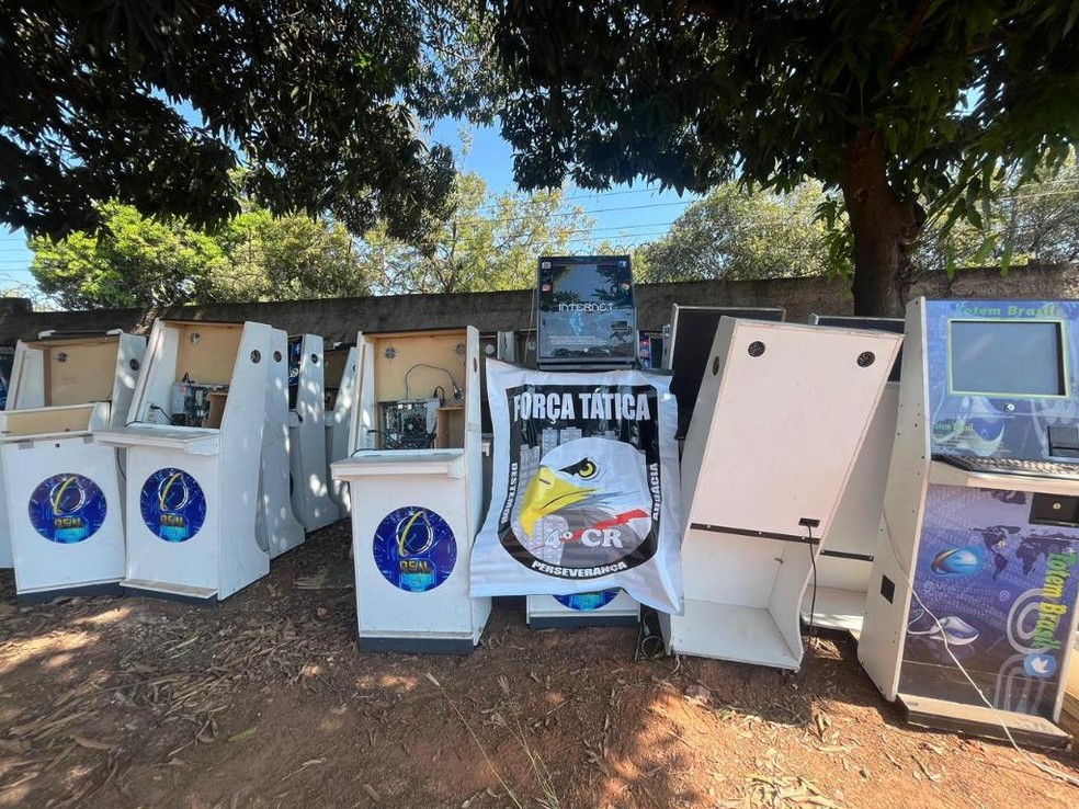 A polícia apreendeu 65 máquinas caça-níquel e 31 máquinas de cartão. — Foto: Polícia Militar