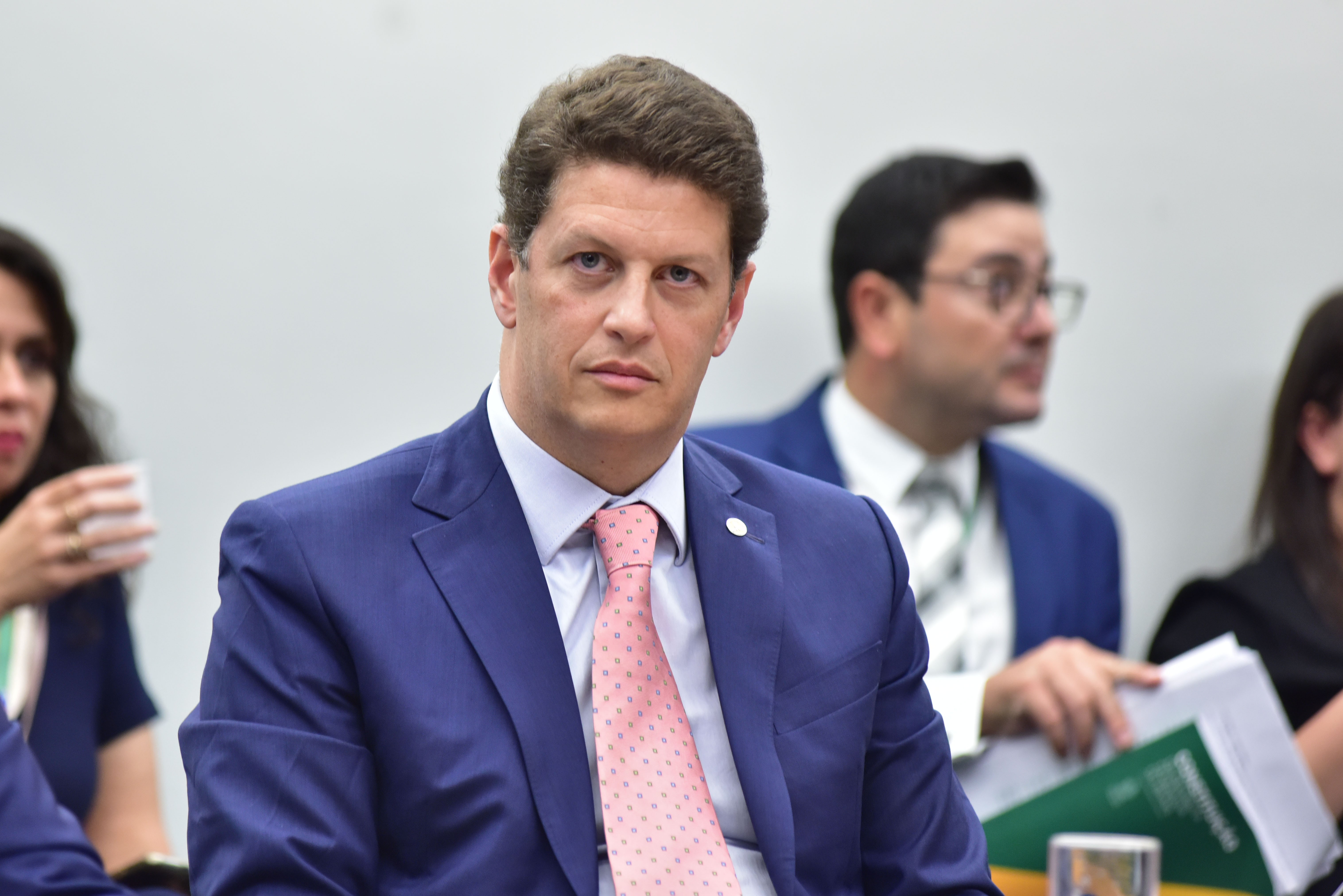 CGU destitui ex-superintendente do Ibama e assessor de Salles por facilitar exportação de madeira