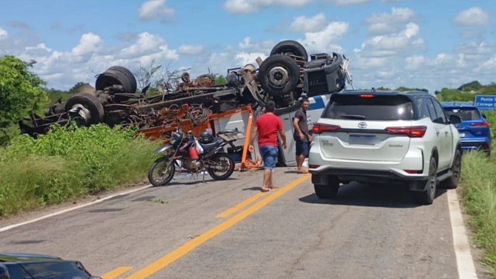Caminhão capota na CE-371 após acidente com outros dois veículos em Morada Nova, no Ceará. — Foto: Reprodução