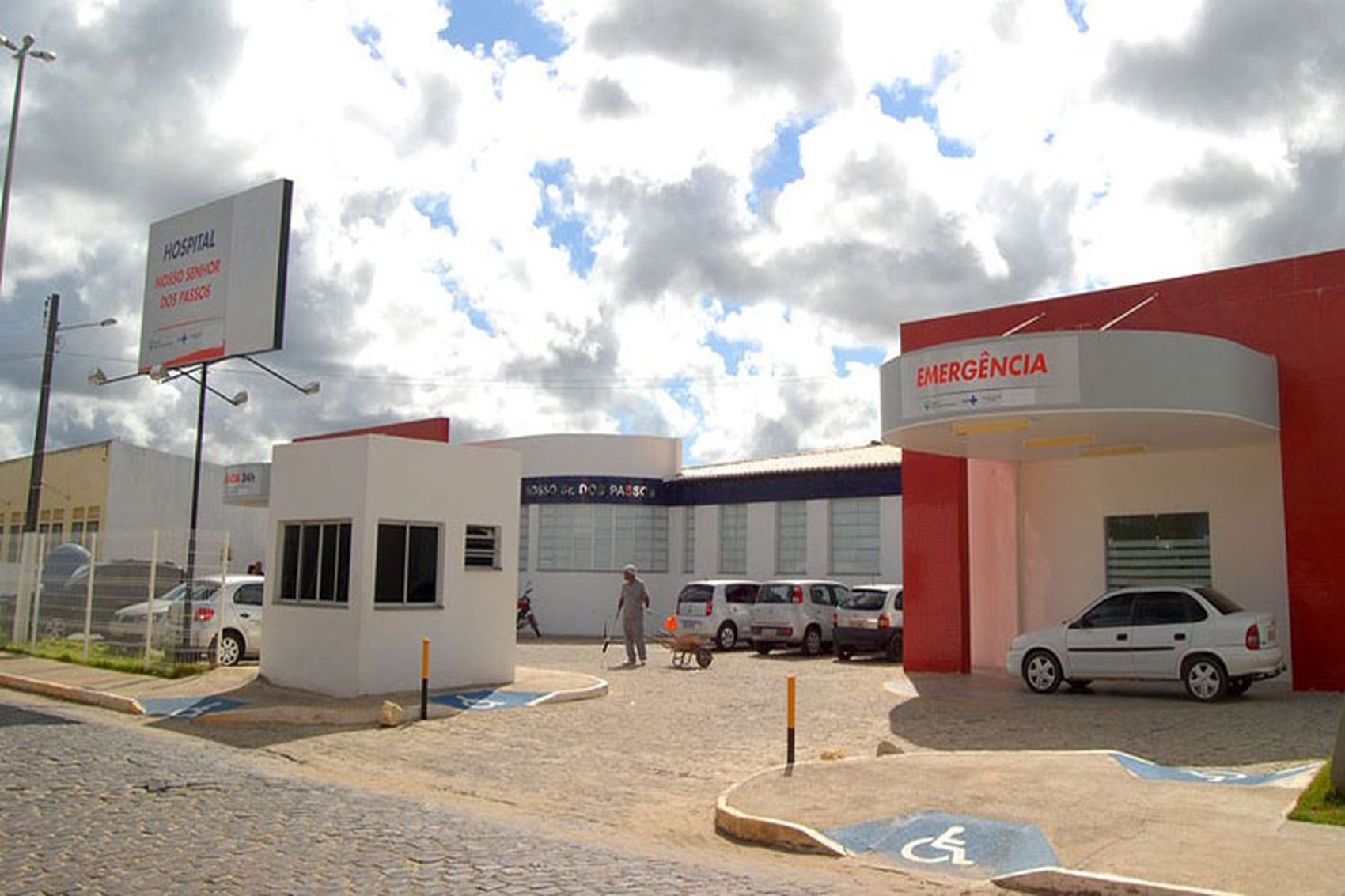 Comerciante fica ferido após ser atingido por uma árvore em São Cristóvão