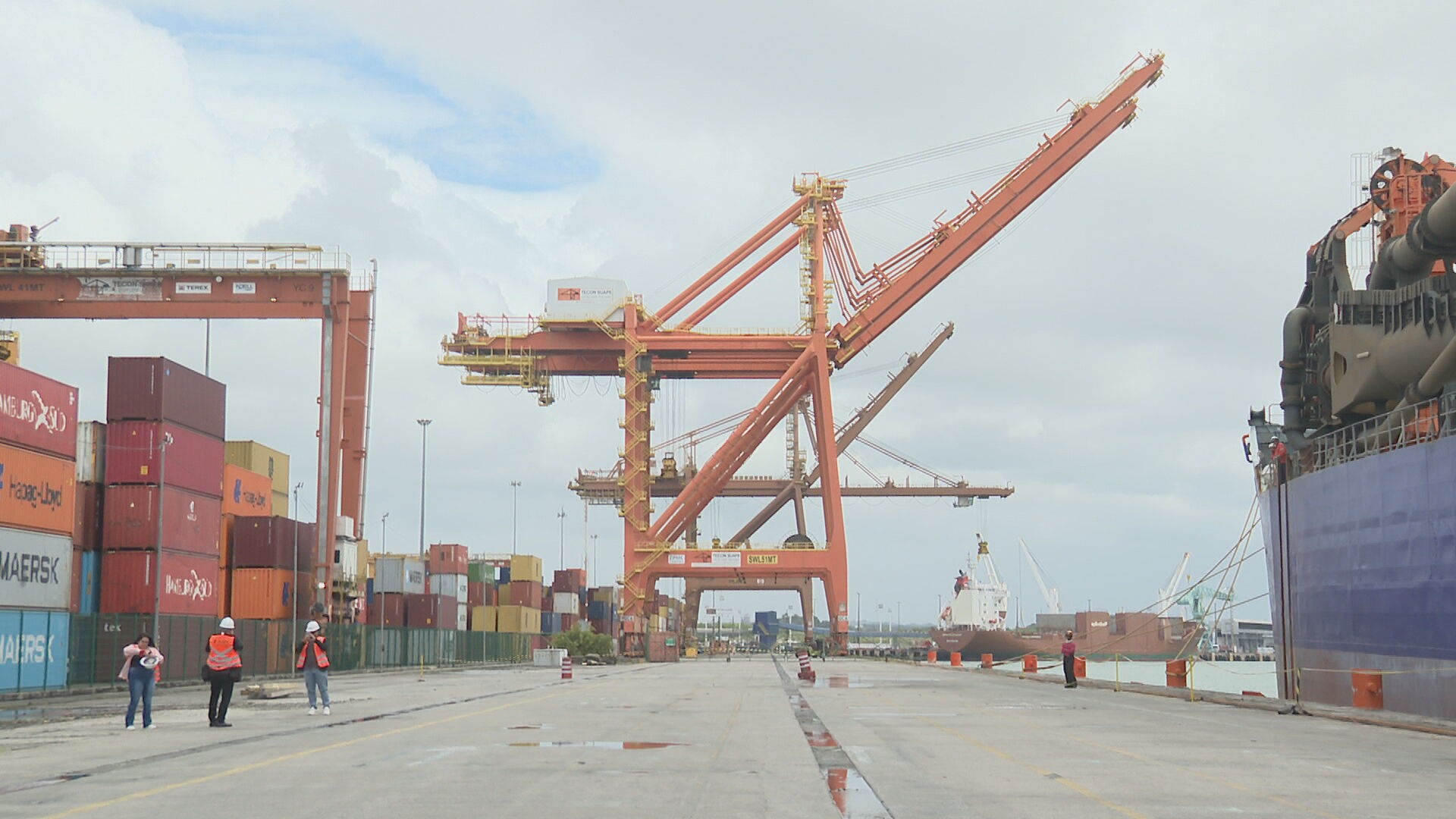 Ministro dos Portos e governadora assinam ordem de serviço para ampliação do canal do Porto de Suape, com investimentos de R$ 217 milhões