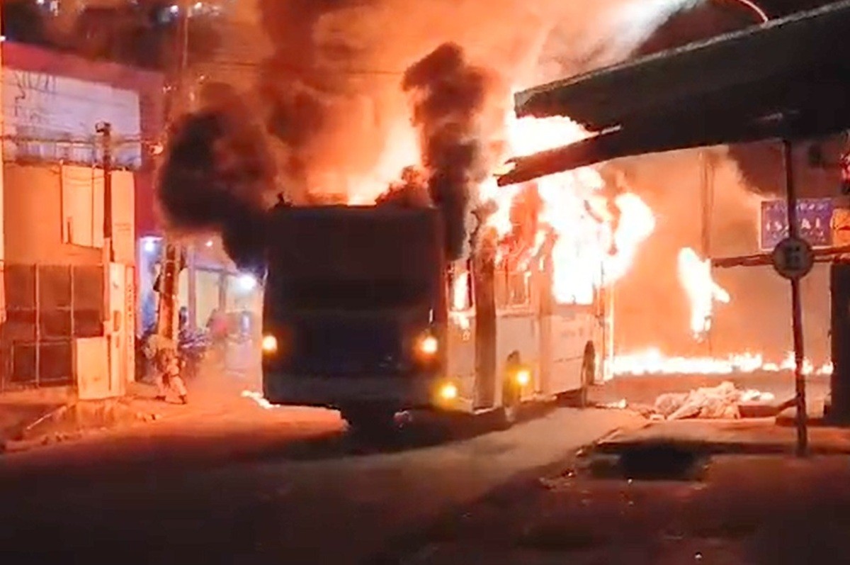 Ônibus é incendiado por pessoas encapuzadas e motorista é ameaçado durante protesto; VÍDEO