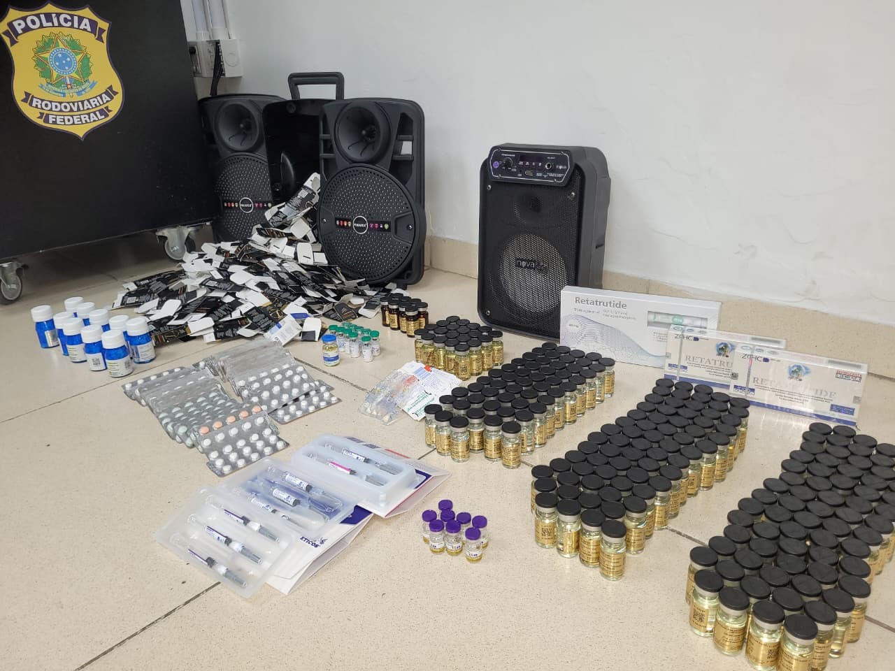 Canetas emagrecedoras e anabolizantes são encontrados escondidos em brinquedos durante fiscalização na BR-290