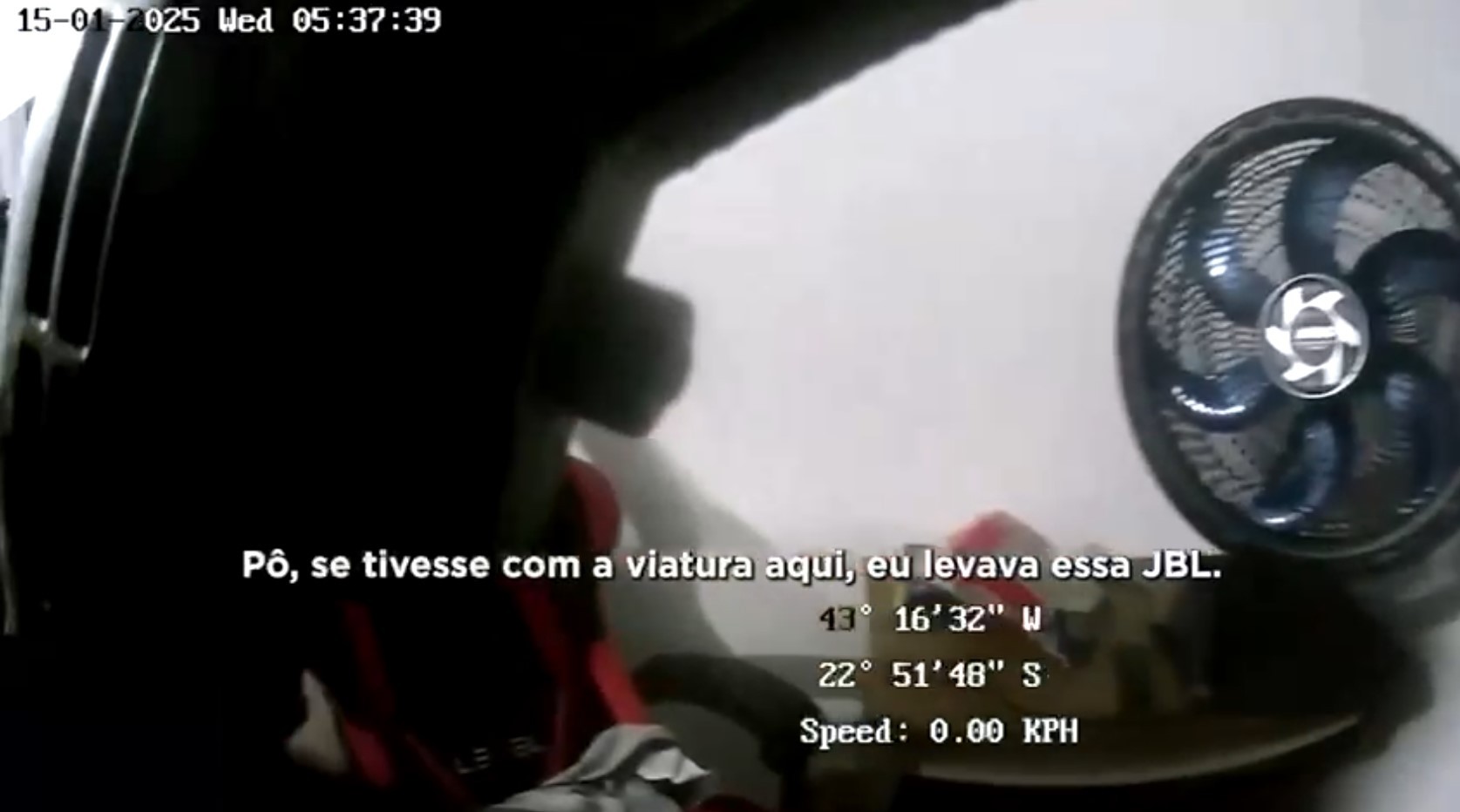 Câmera corporal filma PMs do Bope furtando casa durante operação no Alemão; VÍDEO