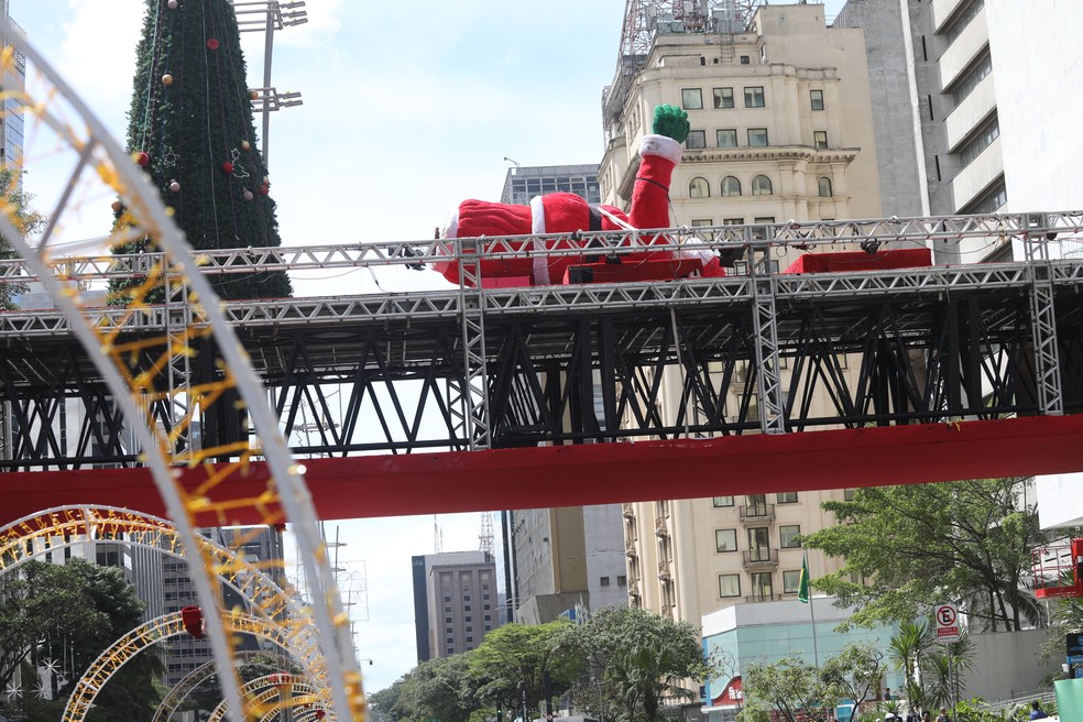 A forte ventania que atinge São Paulo derrubou Papai Noel da decoração de Natal da Avenida Paulista — Foto: Reanto S. Cerqueira/ Ato Press/Estadão Conteúdo