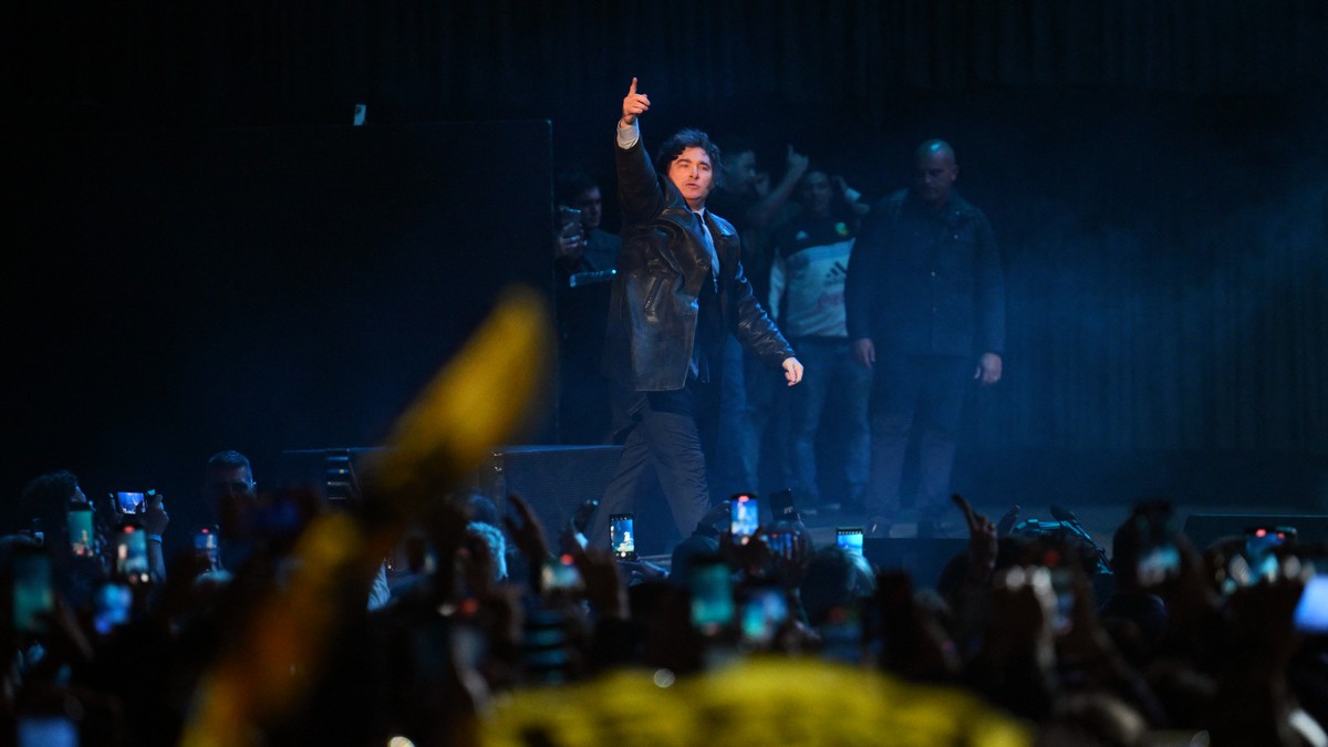 Miley canta come una rock star durante il lancio del libro |  mondo