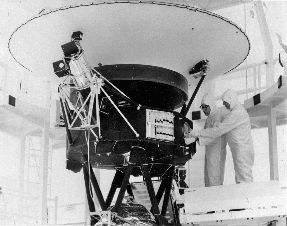 A Voyager 2 no Centro Espacial Kennedy, na Flórida, antes do encapsulamento no invólucro protetor que protege a sonda — Foto: AP Photo/NASA, File