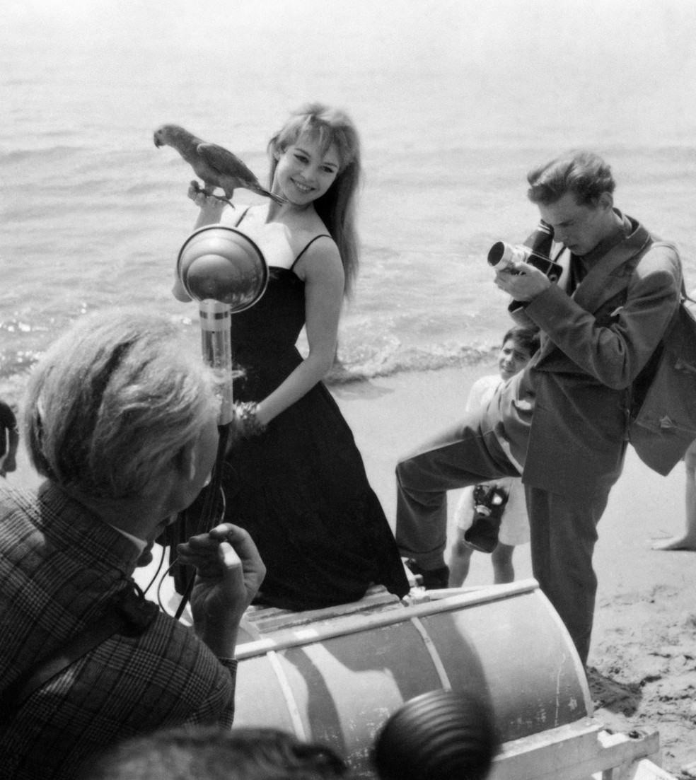Brigitte Bardot posa com um papagaio durante a 9ª edição do Festival de Cinema de Cannes, em 25 de abril de 1956. — Foto: AFP