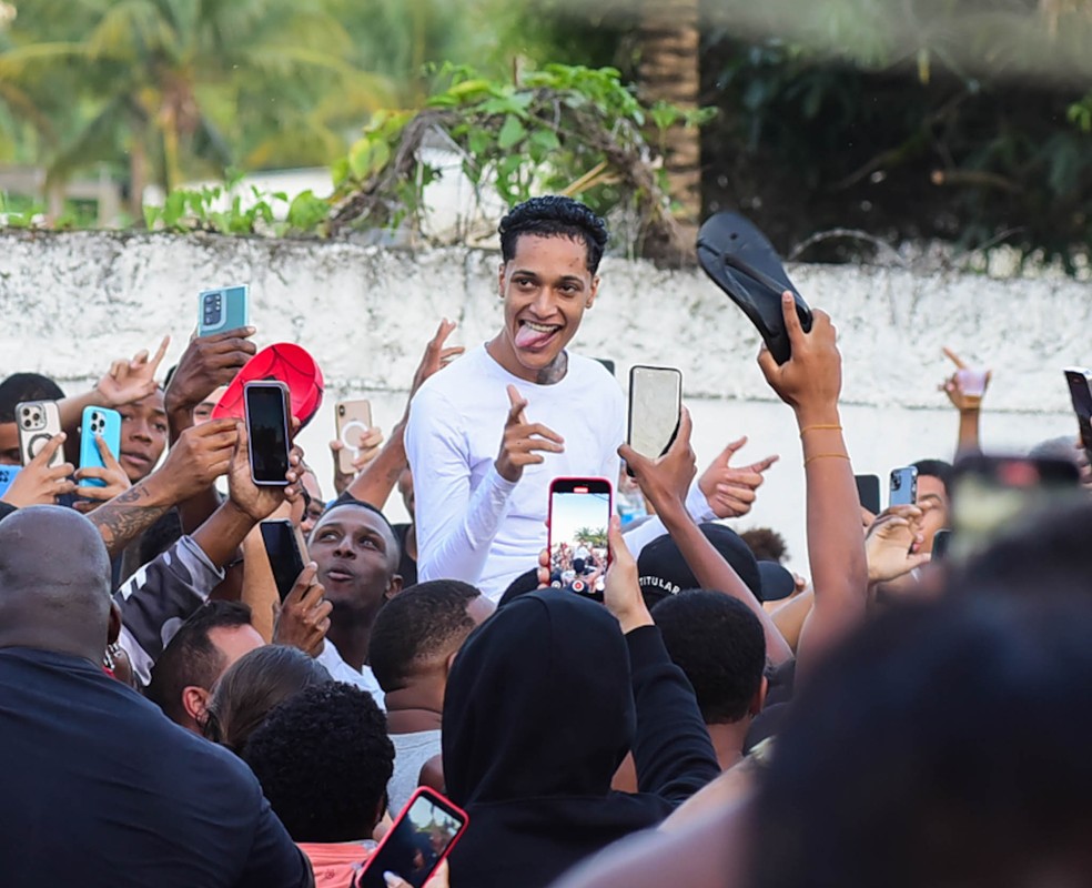 Oruam deixa a prisão — Foto: Webert Belicio / Agnews