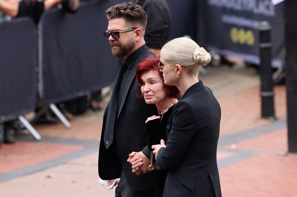 Sharon Osbourne, Kelly Osbourne e Jack Osbourne no funeral de Ozzy — Foto: REUTERS/Jack Taylor