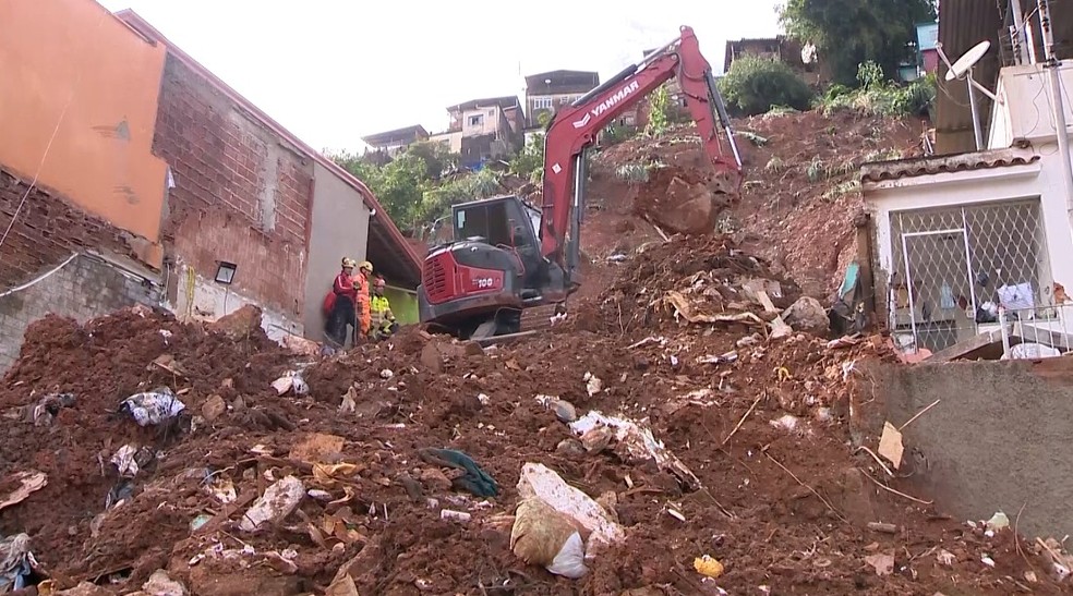 Mais de 12 casas foram soterradas no Parque Burnier, em Juiz de Fora — Foto: TV Integração