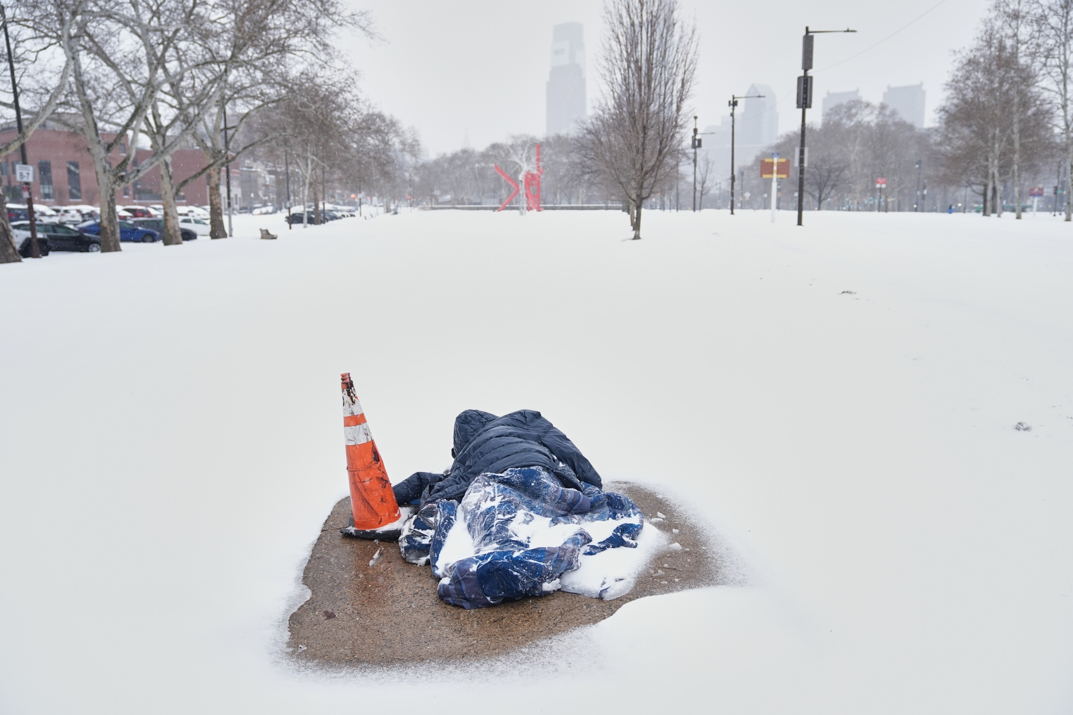 Tempestade histórica deixa 13 mortos nos EUA; FOTOS mostram carros soterrados pela neve