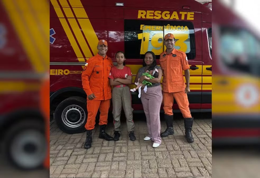 Ana Júlia e os instrutores do Corpo de Bombeiros  Foto: Divulgação/Bombeiros