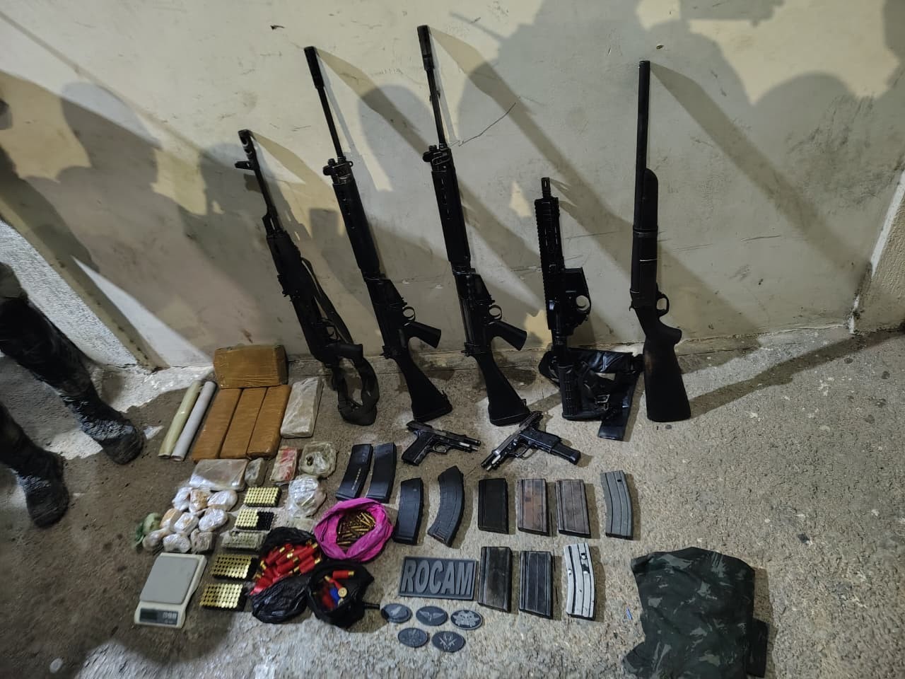 PM apreende quatro fuzis, pistolas e drogas na Grande Natal