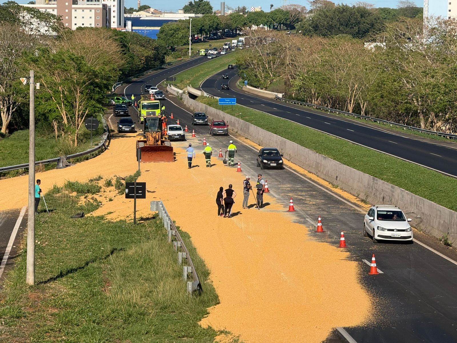 Faixa de rodovia é interditada e causa congestionamento após carreta carregada com milho tombar em Rio Preto