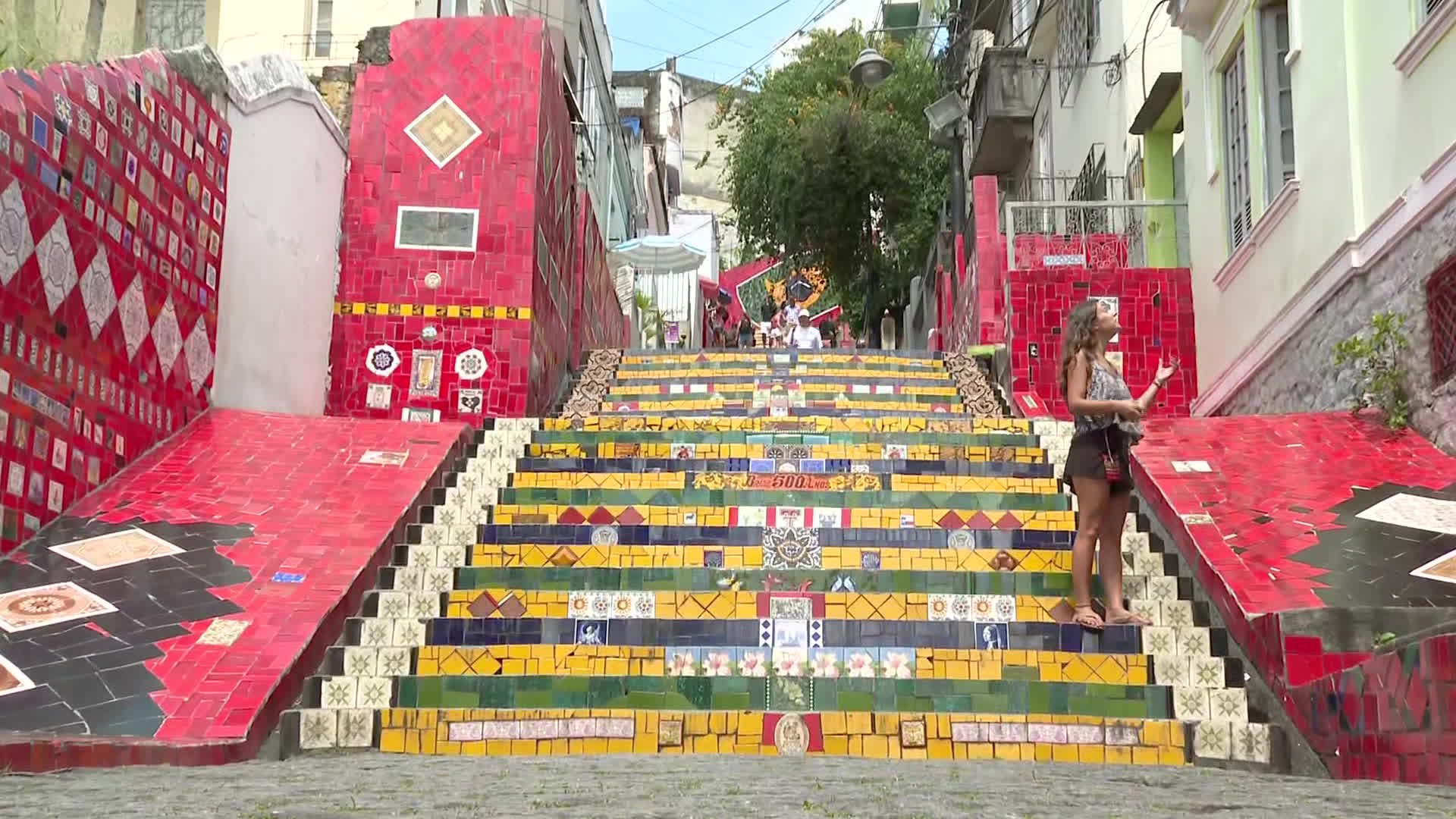 Tiroteio na Lapa assusta turistas e atinge van próxima à Escadaria Selarón