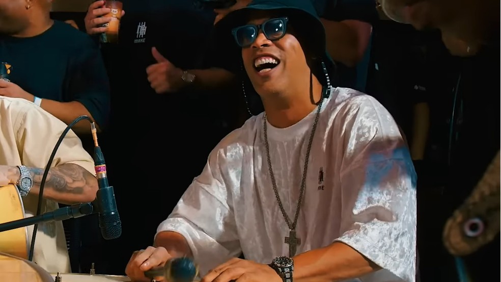 Ronaldinho Gaúcho se diverte tocando surdo em roda de samba — Foto: Reprodução/YouTube