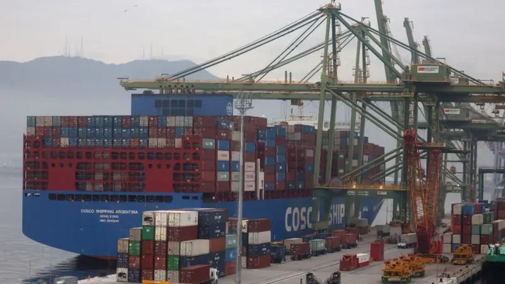 Regulamentação da lei estabelece as regras para a aplicação de contramedidas sobre taxas que podem prejudicar exportações brasileiras — Foto: Reuters via BBC