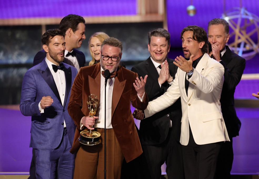 Peter Huyck, Ike Barinholtz, Catherine O'Hara, Seth Rogen, Alex Gregory, James Weaver e Bryan Cranston recebem o prêmio de melhor comédia por 'O estúdio' no Emmy 2025 — Foto: Kevin Winter/Getty Images/AFP