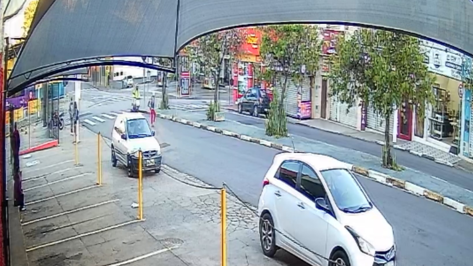 VÍDEO mostra momento em que moto atropela e mata idosa em Bragança Paulista; motociclista fugiu sem prestar socorro