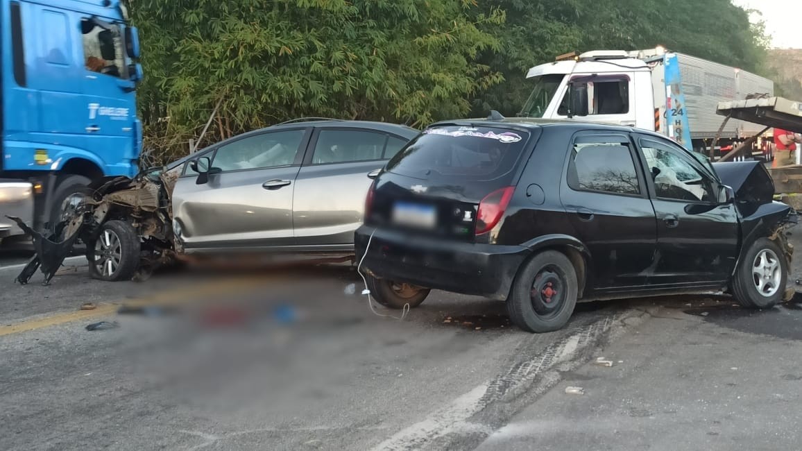 Acidente entre três carros deixa dois mortos e quatro feridos na BR-116, em MG