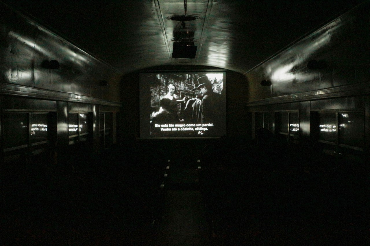 Cinema montado dentro de vagão de trem exibe filmes clássicos em Sorocaba; veja como participar