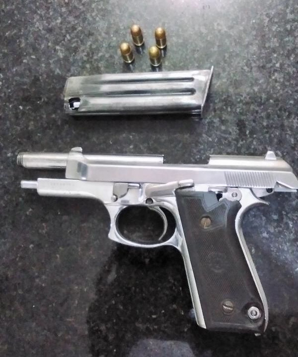 Arma apreendida com o suspeito — Foto: PM/Divulgação