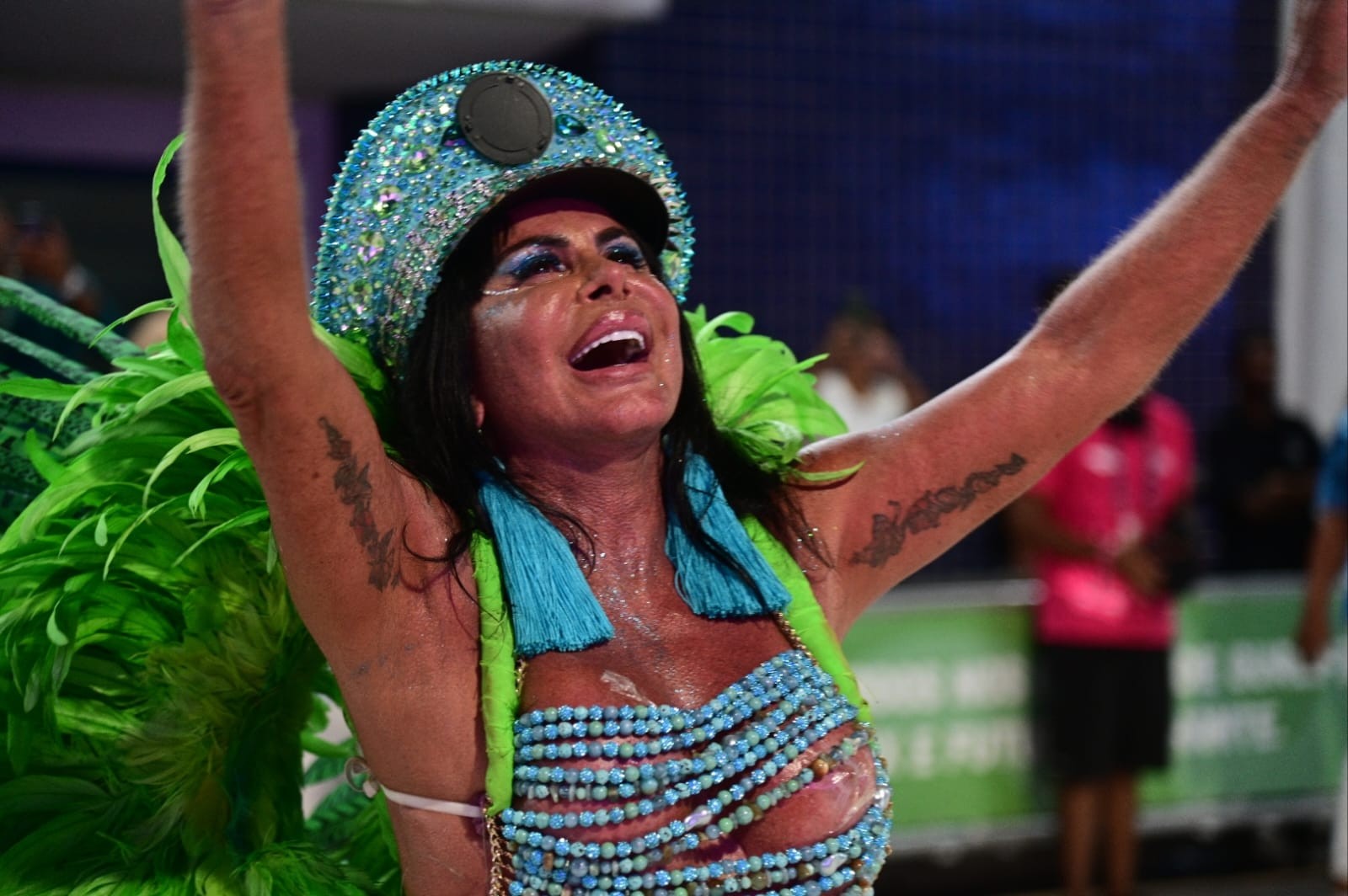 VÍDEO: Gretchen estreia como rainha de bateria e desfila de tênis no Carnaval de Vitória